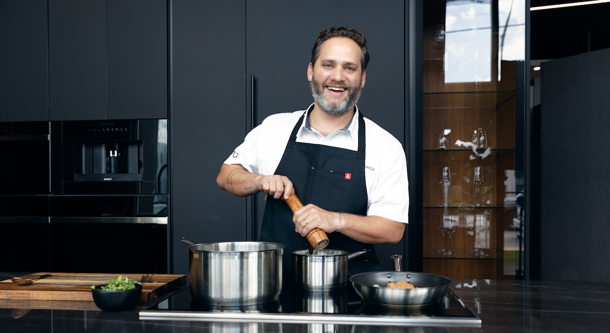 El chef venezolano Mauricio García triunfa en Estados Unidos con “Sobre la Mesa”