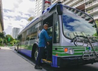 Adultos mayores cuentan con servicio gratuito de transporte en Doral