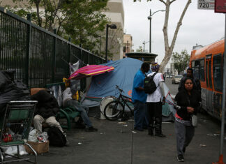 California emite orden ejecutiva para retirar campamentos de indigentes