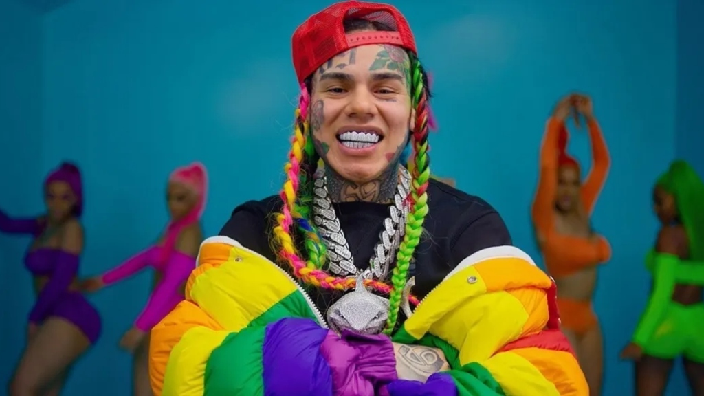 Tekashi 6ix9ine reaparece rodeado de mujeres y con un drástico cambio de look