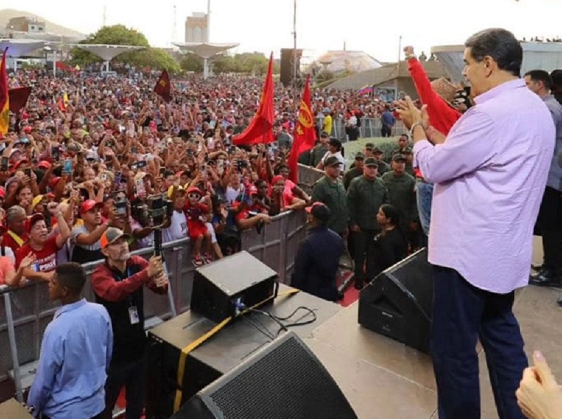 Develan nueva estatua de Hugo Chávez en La Guaira