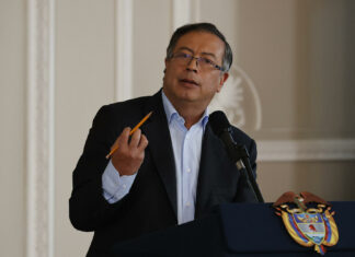 Gustavo Petro pide investigar la cancelación de vuelos en Colombia 